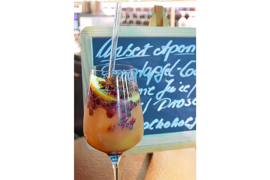 Mit dem passenden Cocktail ins neue Jahr starten In einem Stielglas sieht der winterliche Aperitif mit Sternanis und Granatapfelstücken dekoriert besonders schön aus.