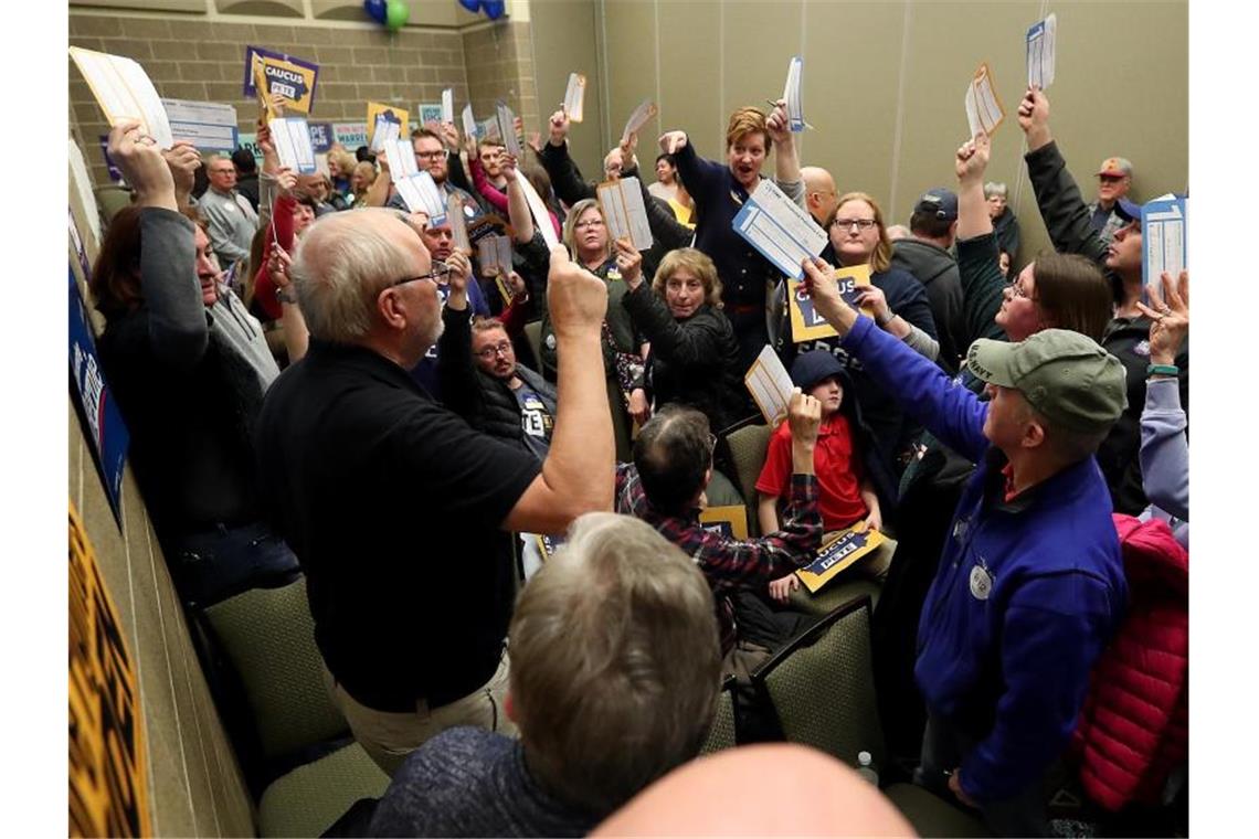 Chaos-Vorwahl bei US-Demokraten: Keine Ergebnisse aus Iowa In einem Stimmbezirk wird nach technischen Problemen per Hand gezählt. Foto: Kevin E. Schmidt/Quad-City Times via ZUMA Wire/dpa