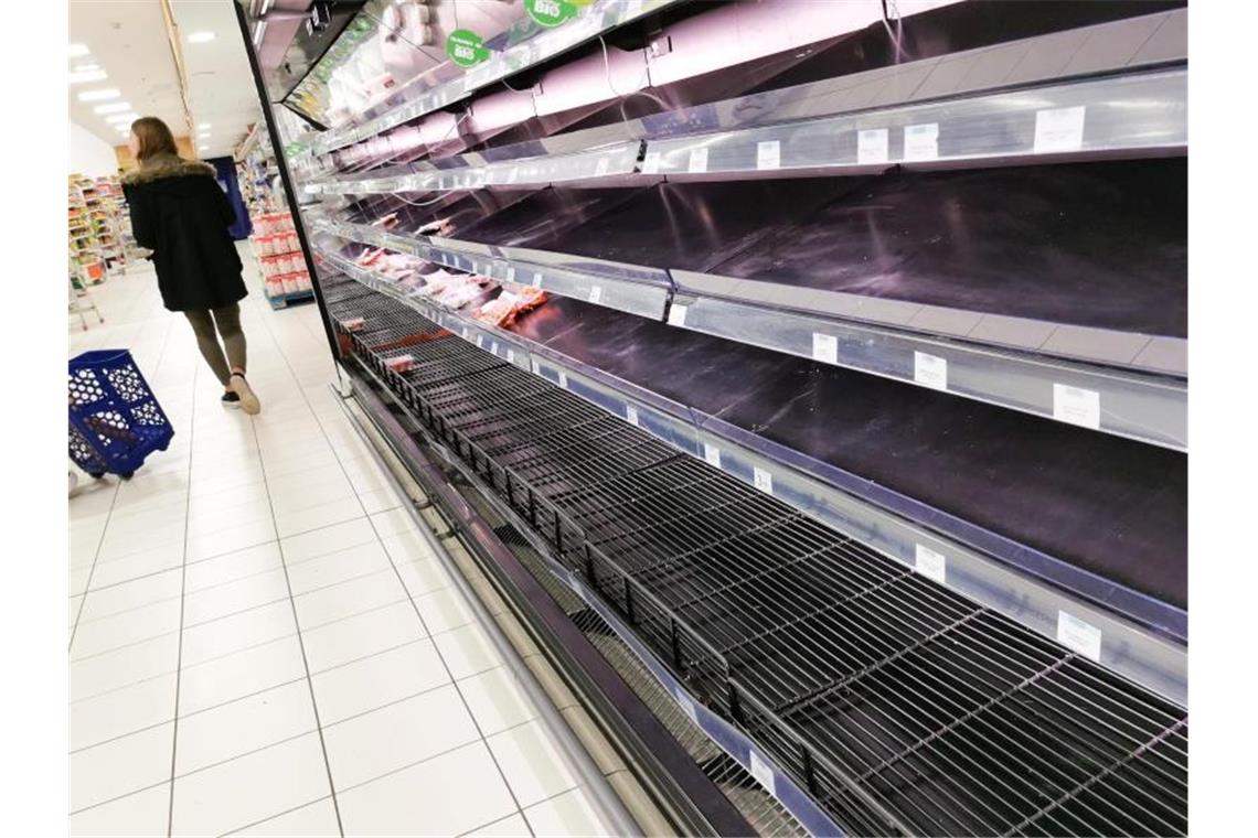 In einem Supermarkt sind leere Fleischregale zu sehen. Foto: Bodo Marks/dpa/Symbolbild