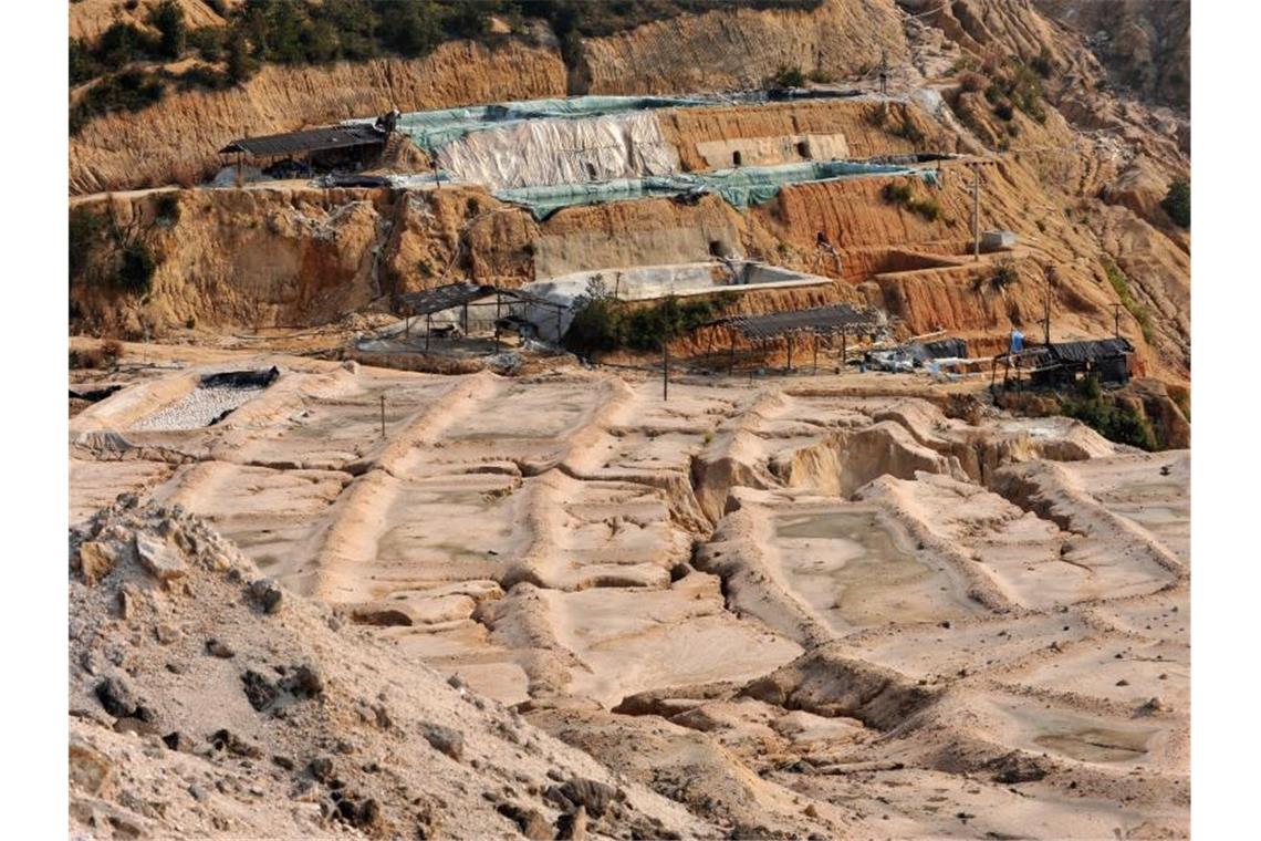 Handelskrieg mit USA: China schwingt die „Rohstoff-Keule“ In einem Tagebau im chinesischen Ganxian werden Seltene Erden gefördert. Im Handelskrieg mit den USA hat China mit einer Verknappung der Seltenen Erden gedroht. Foto: FEATURECHINA/dpa