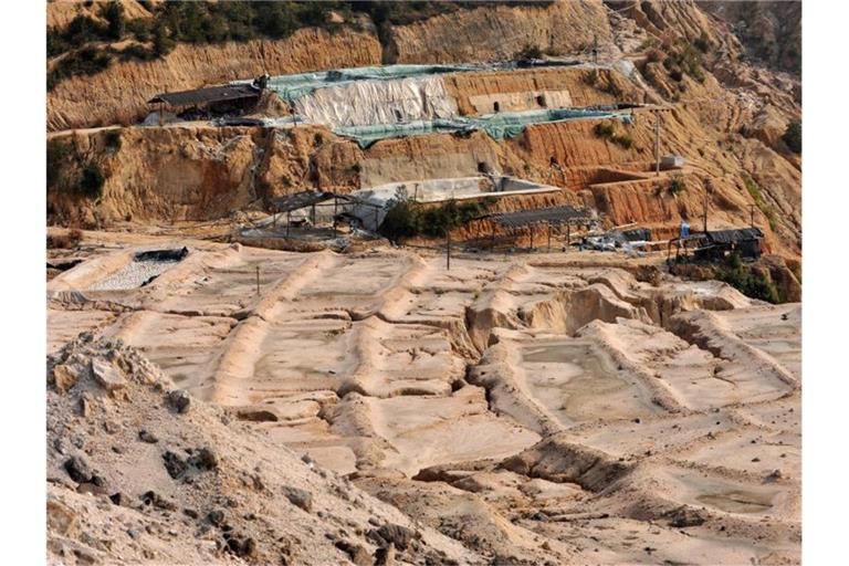 In einem Tagebau im chinesischen Ganxian werden Seltene Erden gefördert. Im Handelskrieg mit den USA hat China mit einer Verknappung der Seltenen Erden gedroht. Foto: FEATURECHINA/dpa