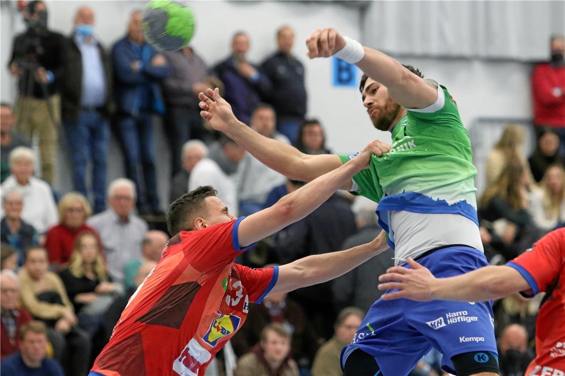 HCOB: Riesenjubel nach Sieg beim alten Rivalen In einem umkämpften Duell nicht aufzuhalten: Ruben Sigle (rechts) und der HCOB. Am Ende waren die Gäste mit 33:31 obenauf. Foto: A. Hornauer