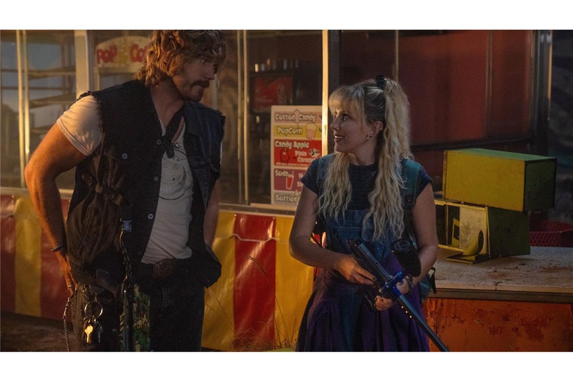 Von Maschinen und Menschen: "The Electric State" bei Netflix In einem verlassenen Einkaufszentrum finden Keats (Chris Pratt) und Michelle (Millie Bobby Brown) Zuflucht bei skurrilen, aber freundlichen Robotern.