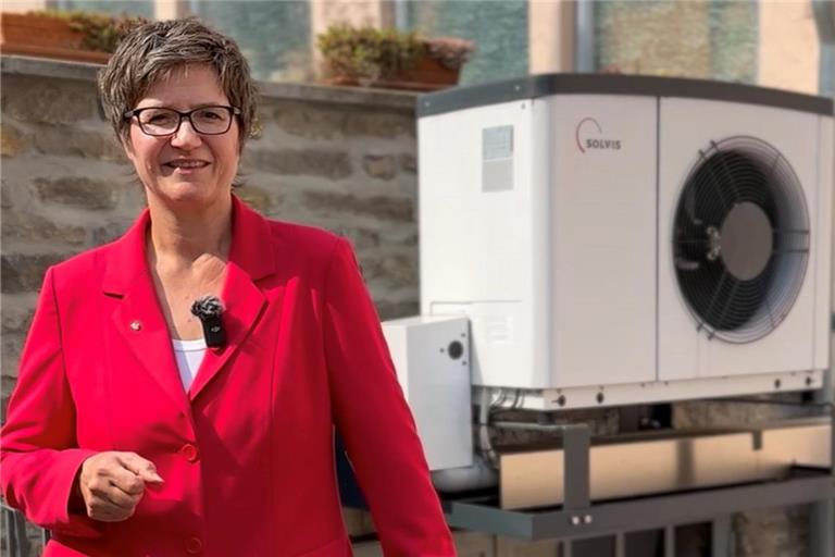 In einem Video, das in den sozialen Netzwerken verbreitet wurde, wirbt Simone Lebherz für die Wärmepumpe als klimafreundliche Heizmethode.Foto: Stadt Backnang