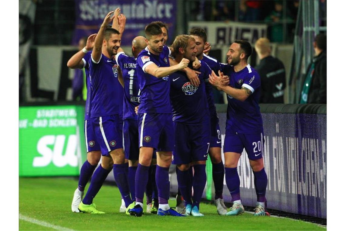 Stuttgart patzt gegen Kiel - Bochum verspielt Sieg In einem völlig verrrückten Zweitliga-Spiel gewinnt Erzgebirge Aue gegen den 1. FC Nürnberg. Foto: dpa