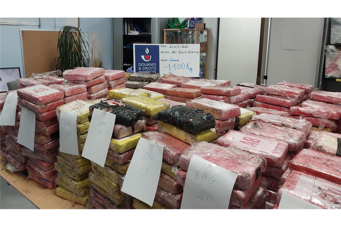 In einem vom französischen Zoll gestoppten Laster befanden sich neben Blumenerde auch 998 Kokainpakete. (Handout-Foto)
