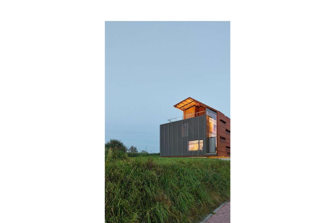 8 der interessantesten Schlafzimmer in Stuttgart und der Region In einem von der Stuttgarter Architektin Wallie Heinisch entworfenen Wohnhaus in Felldorf im Landkreis Tübingen mit einem den Kubus überkragenden Schirm aus Cortenstahl . . .