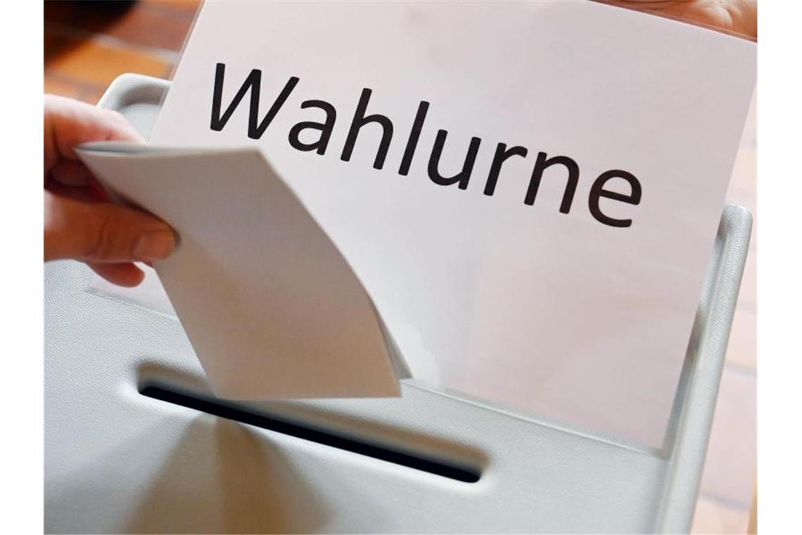Student jagt AfD in deren Hochburg Pforzheim Direktmandat ab In einem Wahllokal wird ein Stimmzettel in eine Wahlurne geworfen. Foto: Uli Deck/dpa/Archivbild