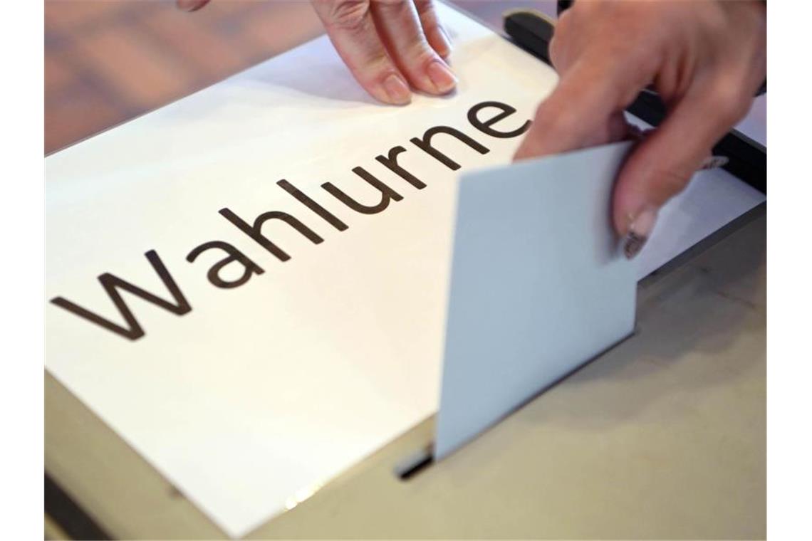 Oberbürgermeisterwahl: Schorndorfer sollen an die Urnen In einem Wahllokal wird ein Stimmzettel in eine Wahlurne geworfen. Foto: Uli Deck/dpa/Symbolbild