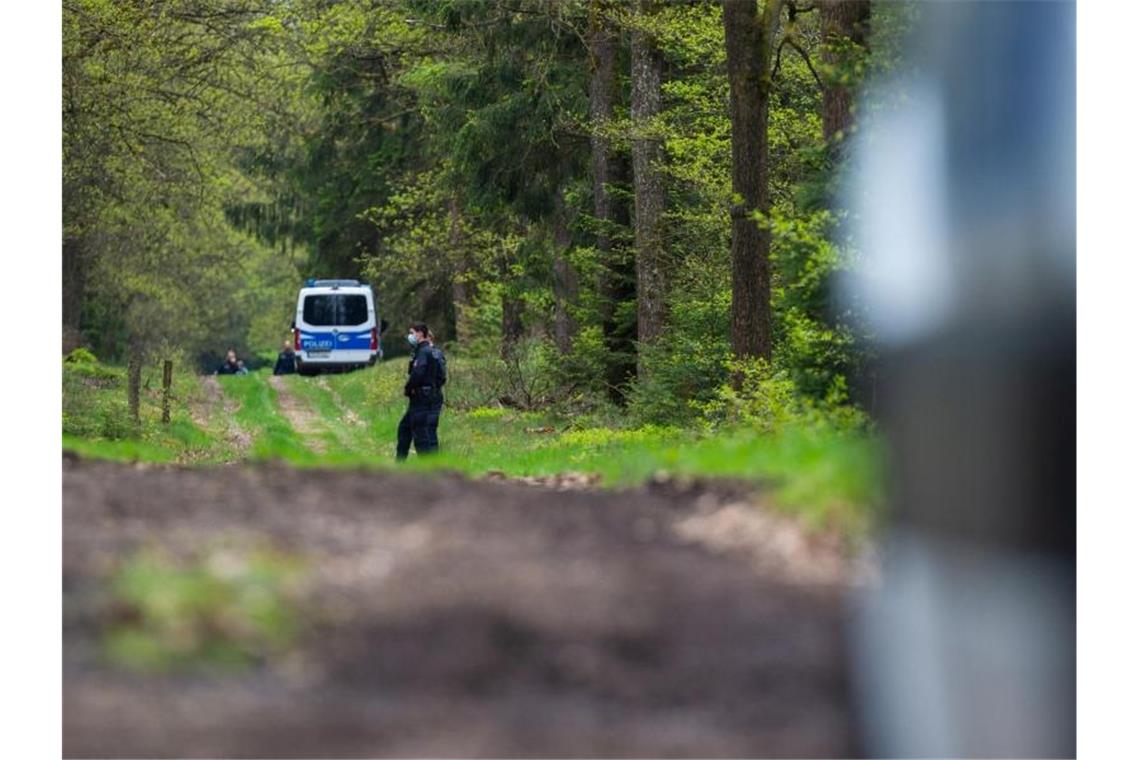 Ermittler: Gefundene Kinderleiche ist vermisste Elfjährige In einem Waldstück unweit von Bispingen sperren Polizisten den Fundort einer Kinderleiche ab. Foto: Philipp Schulze/dpa