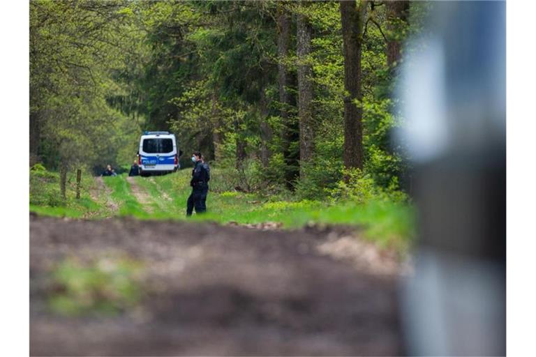 In einem Waldstück unweit von Bispingen sperren Polizisten den Fundort einer Kinderleiche ab. Foto: Philipp Schulze/dpa