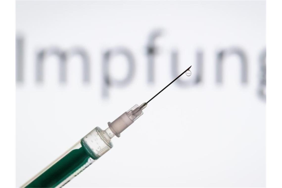 Die Welt verbündet sich gegen das Virus - nur die USA fehlen In einem weltweiten Kraftakt sollen Milliarden für die Entwicklung von Mitteln gegen das tödliche Virus gesammelt werden. Foto: Friso Gentsch/dpa