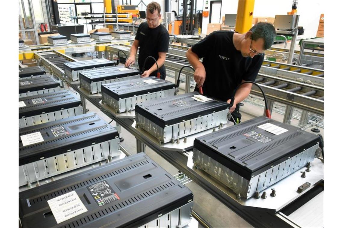 In einem Werk für Batteriespeicher der Testvolt GmbH in Lutherstadt Wittenberg überprüfen Elektriker Batteriemodule auf ihre Funktionalität. Foto: Waltraud Grubitzsch/dpa-Zentralbild/dpa