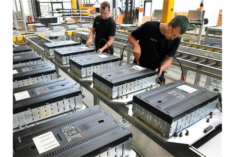 In einem Werk für Batteriespeicher der Testvolt GmbH in Lutherstadt Wittenberg überprüfen Elektriker Batteriemodule auf ihre Funktionalität. Foto: Waltraud Grubitzsch/dpa-Zentralbild/dpa