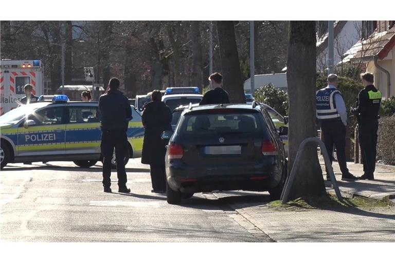 In einem Wohnhaus in Bramsche fanden Polizisten einen toten Mann und konnten eine schwerverletzte Frau auch nicht mehr retten.