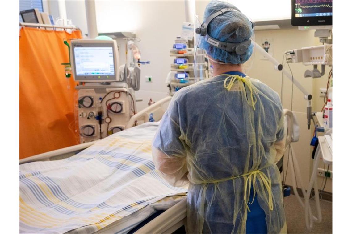 In einem Zimmer der Intensivstation wird ein Patient mit einem schweren Covid-19-Krankheitsverlauf behandelt. Foto: Christophe Gateau/dpa/Archivbild