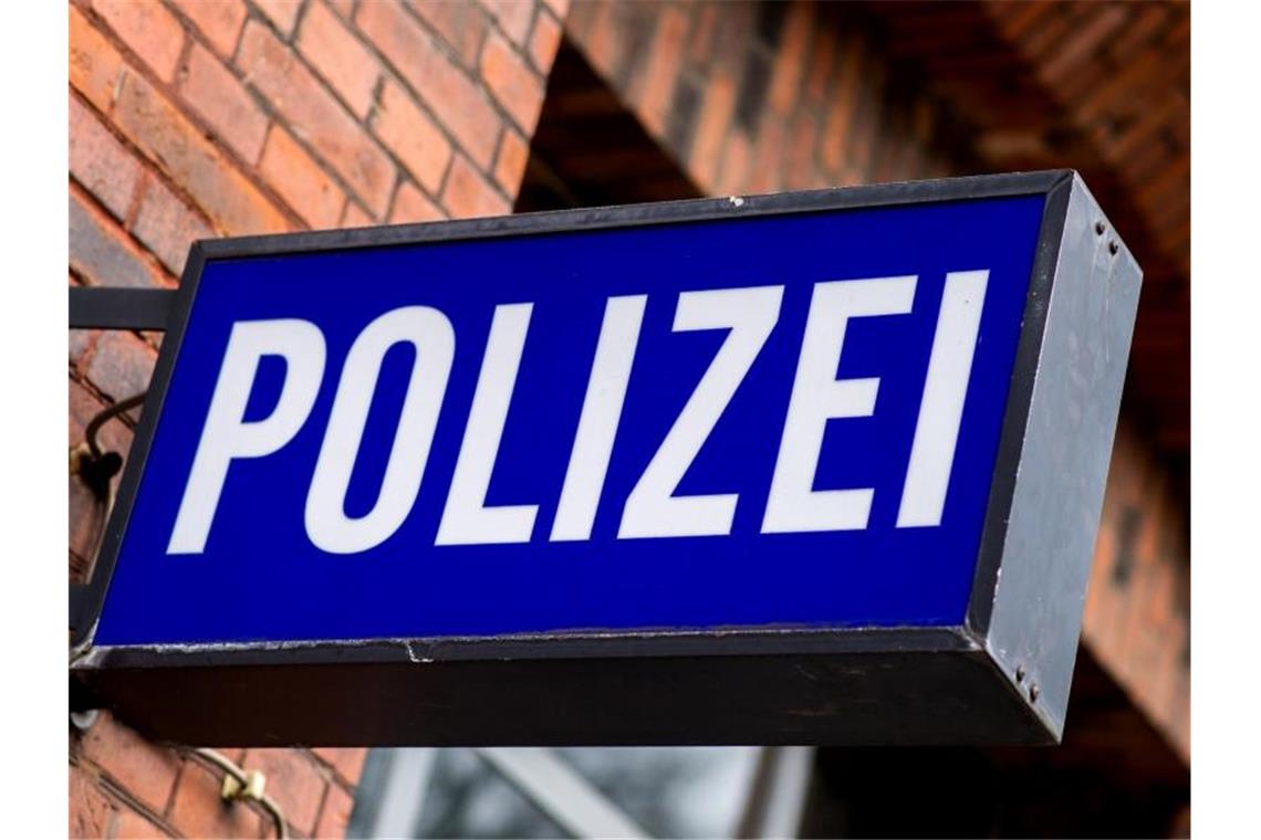Niedersachsen entlässt Polizistin wegen Reichsbürger-Nähe In einem Zivilverfahren hatte die jetzt entlassene Beamtin aus Niedersachsen den Ausweis einer Richterin nicht anerkannt - ein Verhalten, das zu den Thesen von Reichsbürgern passt. (Symbolbild). Foto: picture alliance / Hauke-Christian Dittrich/dpa
