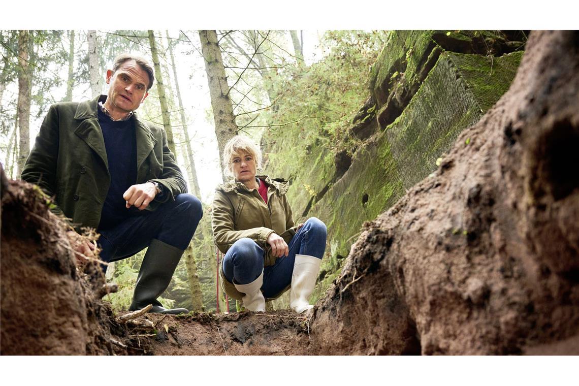 Ganz schön düster – Kommissar Voss ist nun allein unterwegs In einem zwei Meter tiefen Loch wurde der Tote verscharrt – wie Felix Voss (Fabian Hinrichs) und Wanda Goldwasser (Eli Wasserscheid) feststellen.