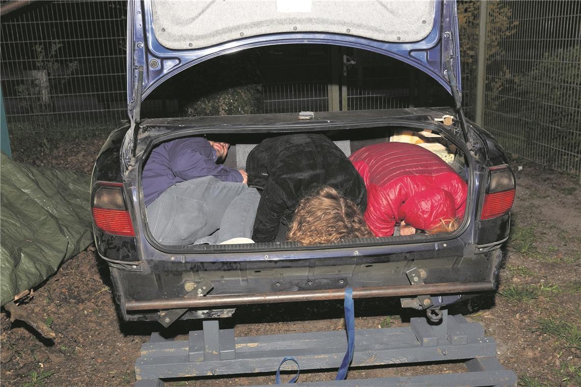 In einen Autokofferraum eingepfercht: Szene bei einer Roadshow im Murrhardter Jugendzentrum. Fotos: J. Fiedler, I. Knack, privat