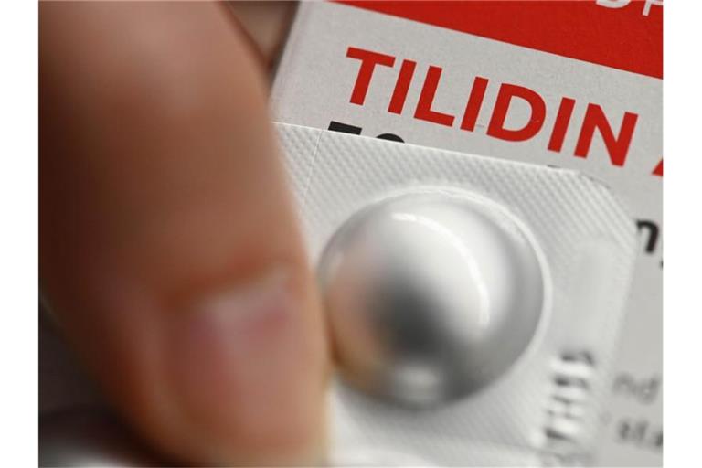 In einer Apotheke wird eine Medikamentenpackung mit der Aufschrift „Tilidin“ gezeigt. Foto: Uli Deck/dpa/Archivbild