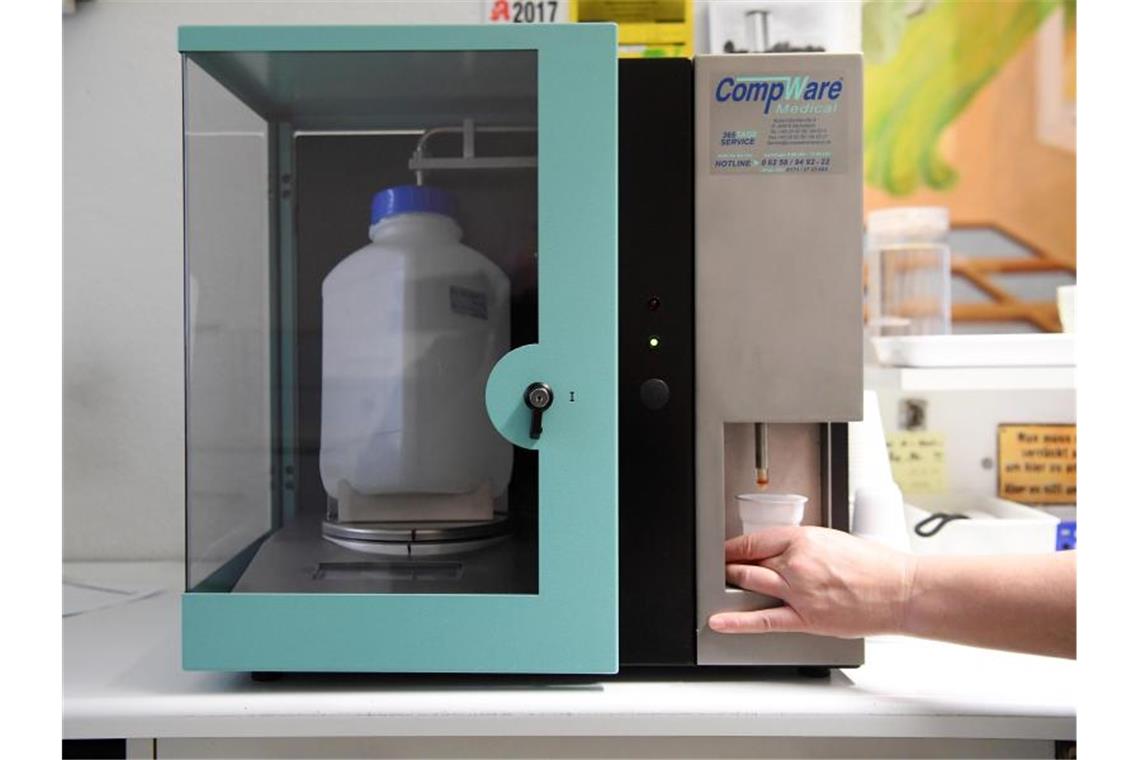In einer Arztpraxis wird aus einem Methadon-Automat eine Dosis entnommen. Foto: Uli Deck/Archivbild