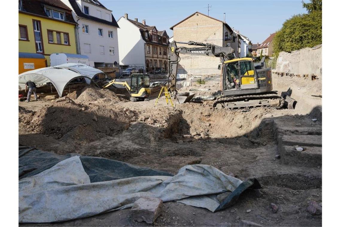 Bei Planung eines Seniorenheimes Siedlungsspuren entdeckt In einer Baugrube im Mannheimer Stadtteil Neckarau wurden mittelalterliche Siedlungsspuren gefunden. Foto: Uwe Anspach/dpa