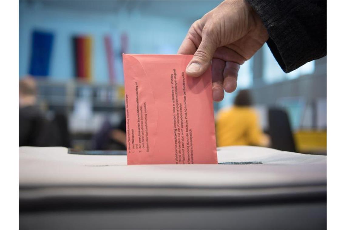In einer Briefwahlstelle in Berlin nutzt ein Mann sein Stimmrecht zur Europawahl 2019. Foto: Jörg Carstensen
