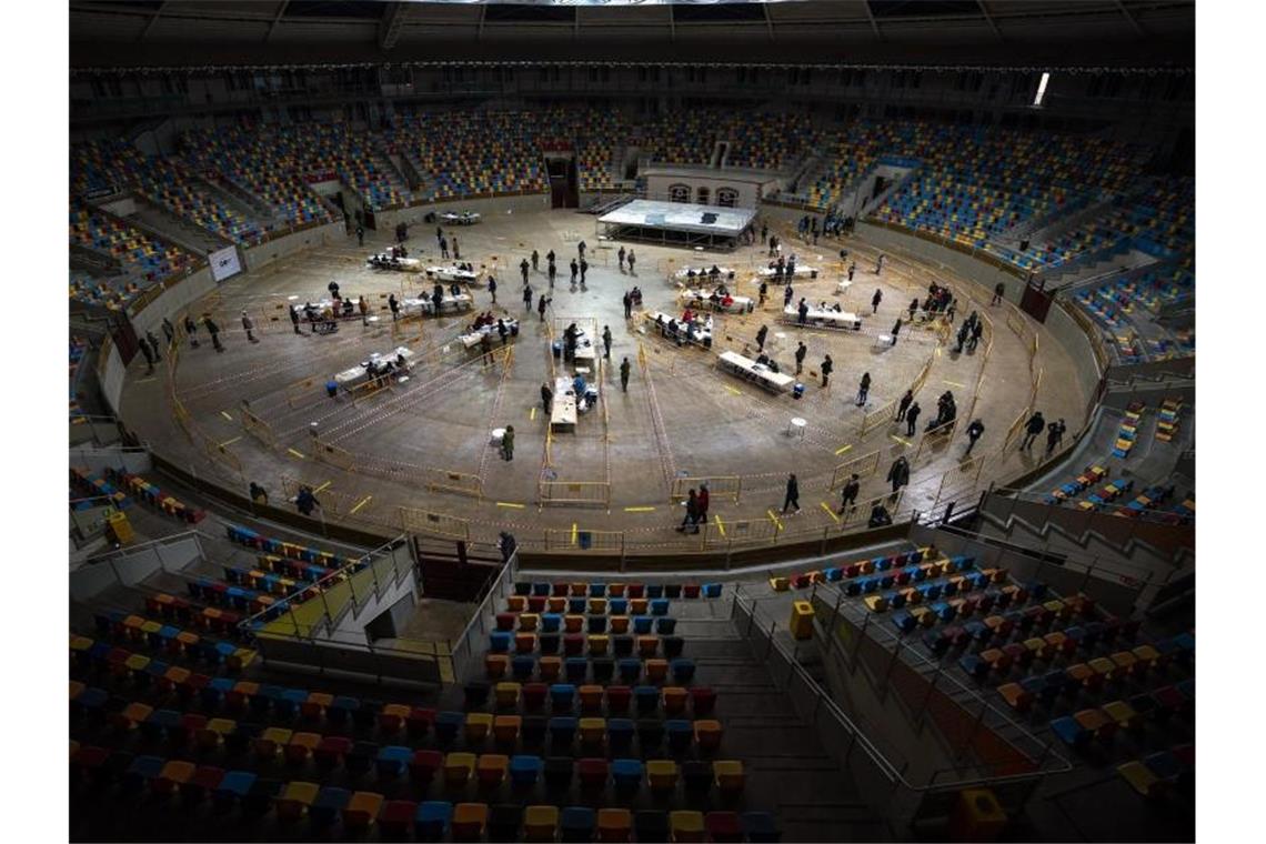 Wenig Aussicht auf Entspannung nach Katalonien-Wahl In einer ehemaligen Stierkampfarena in Tarragona konnten die Wähler ihre Stimme abgeben. Foto: Emilio Morenatti/AP/dpa