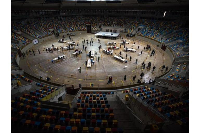 In einer ehemaligen Stierkampfarena in Tarragona konnten die Wähler ihre Stimme abgeben. Foto: Emilio Morenatti/AP/dpa