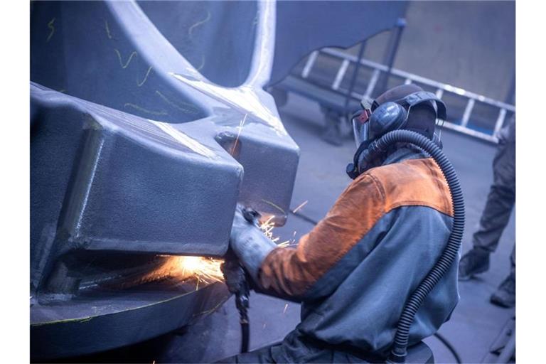 In einer Eisengießerei - auch Metalle sind teurer geworden. Foto: Jens Büttner/dpa-Zentralbild/dpa