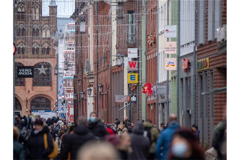 In einer Fußgängerzone sind zahlreiche Passanten unterwegs. Foto: Stefan Sauer/dpa