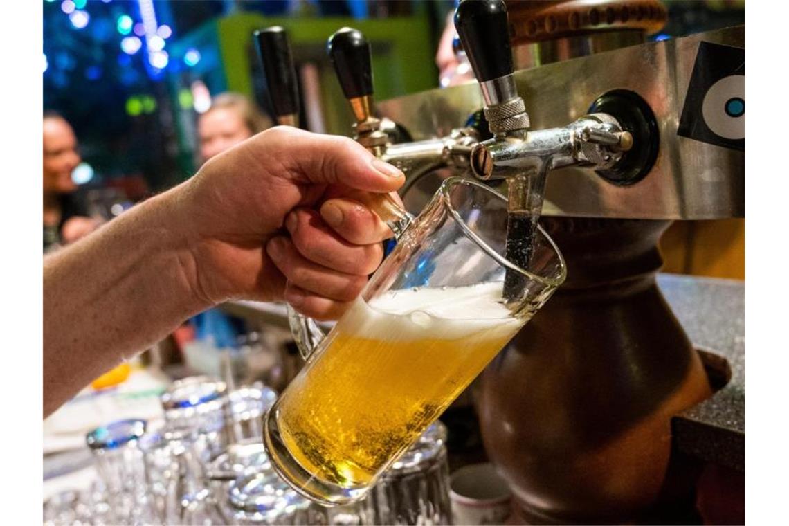 Corona treibt Bier-Absatz in den Keller In einer Gaststätte wird ein Bier gezapft. So wenig Bier wie 2020 haben die Verbraucher in Deutschland seit Jahrzehnten nicht mehr getrunken. Foto: Christophe Gateau/dpa