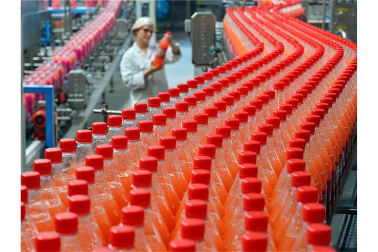 In einer Getränkefabrik wird Limonade abgefüllt. Foto: Martin Schutt
