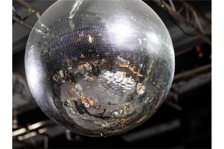 In einer großen Discokugel spiegelt sich die Tanzfläche einer geschlossenen Diskothek. Foto: Jens Büttner/dpa-Zentralbild/dpa/Archivbild