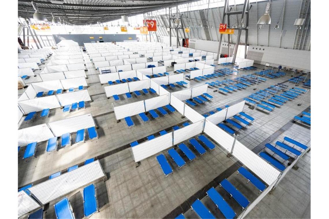 Mehr als 200.000 Ukraine-Flüchtlinge in Deutschland In einer Halle der Messe Stuttgart stehen Feldbetten für Flüchtlinge aus der Ukraine bereit. Foto: Bernd Weißbrod/dpa