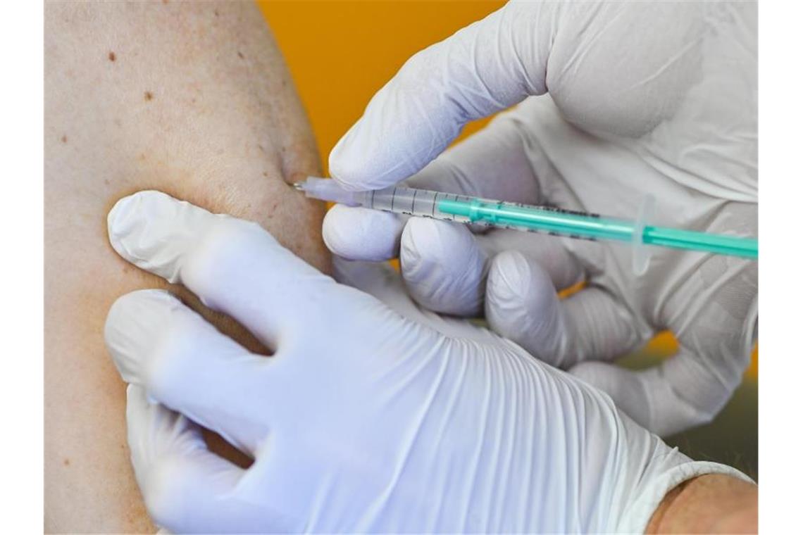 Bereits über 500.000 Impfungen in Arztpraxen im Südwesten In einer Hausarztpraxis bekommt ein Mann seine Erstimpfung gegen das Coronavirus. Foto: Patrick Pleul/dpa-Zentralbild/ZB