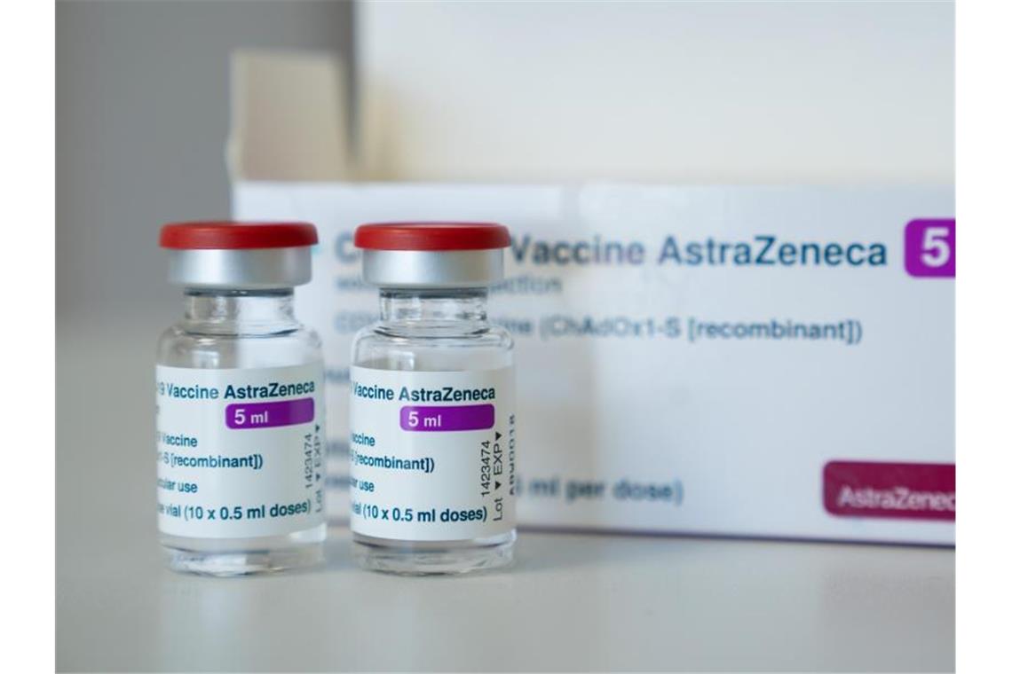 Berlin setzt Astrazeneca-Impfungen bei Menschen unter 60 aus In einer Hausarztpraxis stehen Ampullen des Corona-Impfstoffs des Schwedisch-Britischen Herstellers AstraZeneca. Foto: Nicolas Armer/dpa