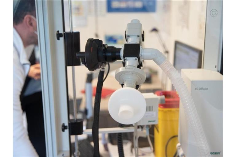 In einer Klinik steht ein Bodyplethysmographen zur Untersuchung von Lungenparametern. Foto: Friso Gentsch/dpa