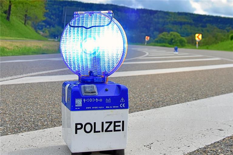 In einer Kurve wurde das Fahrzeug von der Straße geschleudert, die Bergungsarbeiten dauerten bis etwa 19.30 Uhr. Symbolfoto: Tobias Sellmaier