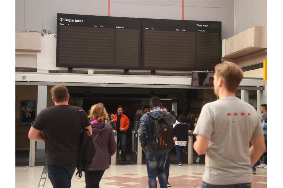 Stromausfall macht Hunderttausenden Briten zu schaffen In einer Londoner Bahnstation bleiben die Anzeigetafeln während des Stromausfalls schwarz. Foto: Yui Mok/PA Wire