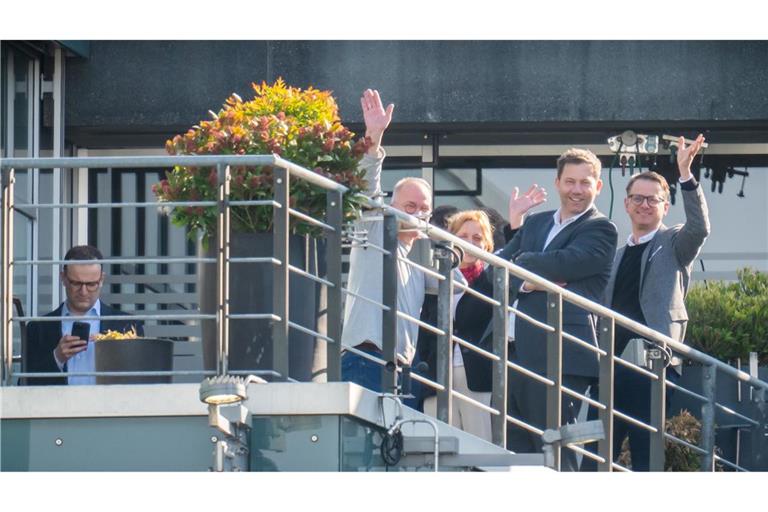 In einer Pause kommen Verhandler von Union und SPD auf eine Terrasse an der Spree.