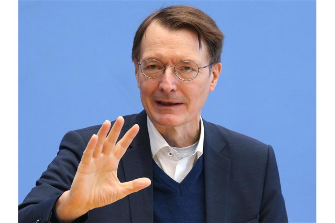 Lauterbach: Corona-Beschränkung deutlich vor Ostern lockern In einer Pressekonferenz des Robert Koch-Instituts beantwortet Bundesgesundheitsminister Karl Lauterbach Fragen zur Corona-Pandemie. (Archivbild). Foto: Wolfgang Kumm/dpa