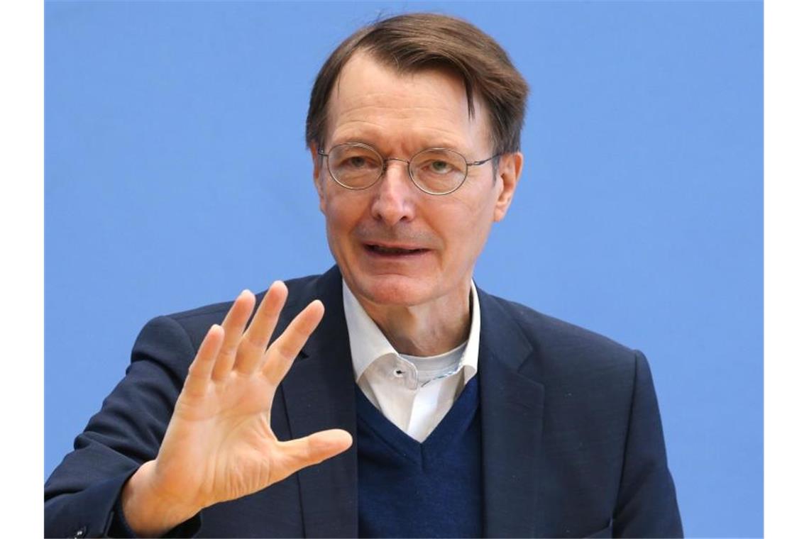 In einer Pressekonferenz des Robert Koch-Instituts beantwortet Bundesgesundheitsminister Karl Lauterbach (SPD) Fragen zum Infektionsgeschehen in der Corona-Pandemie. Foto: Wolfgang Kumm/dpa