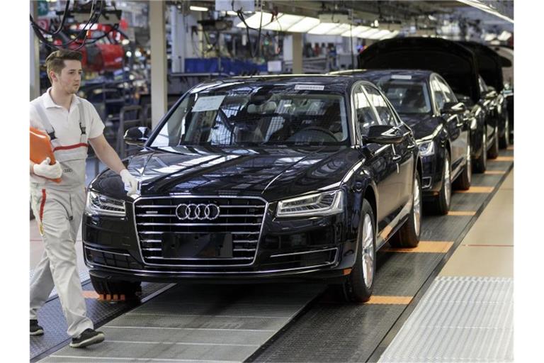 In einer Produktionshalle von Audi in Neckarsulm wird das Topmodell A8 gefertigt. Foto: Ronald Wittek/dpa