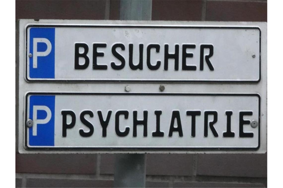 Flüchtiger Straftäter hielt Mutter Messer an Hals In einer psychiatrischen Klinik in Nordrhein-Westfalen hatte es eine Geiselnahme gegeben. Foto: Tim Vogel/dpa/Symbolbild