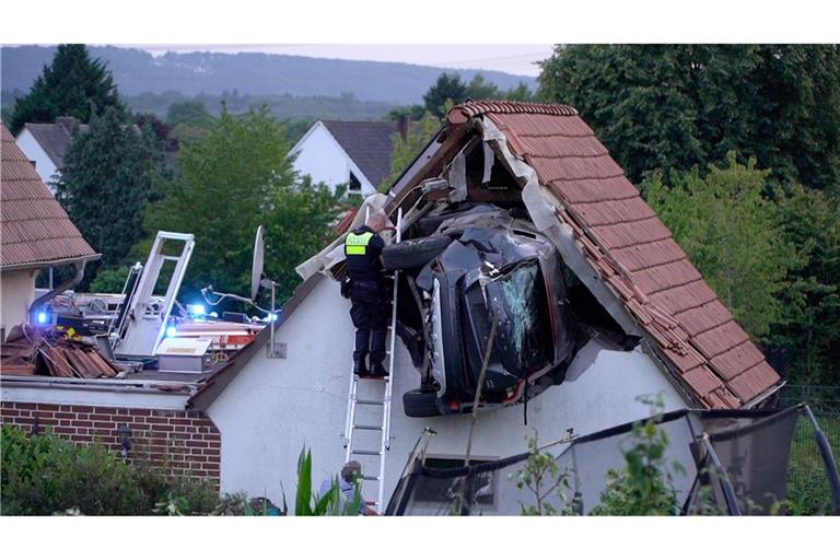 In einer Scheune ist ein Auto nach einem Unfall stecken geblieben.
