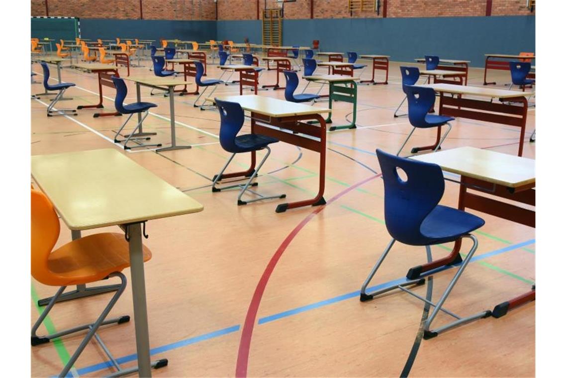Fallen die Abiturprüfungen in diesem Jahr aus? In einer Turnhalle in Leipzig sollen die Abiturprüfungen unter größten hygienischen Bedingungen geschrieben werden. Foto: Waltraud Grubitzsch/dpa-Zentralbild/dpa