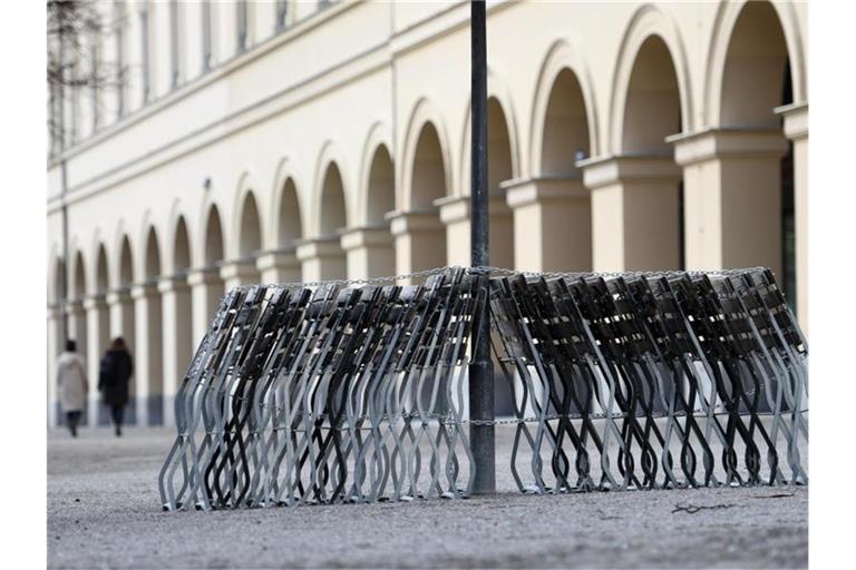 In einer Umfrage des Meinungsforschungsinstituts YouGov sprachen sich nur 30 Prozent dafür aus, die Einschränkungen zur Kontaktvermeidung wieder auszuweiten. Foto: Tobias Hase/dpa