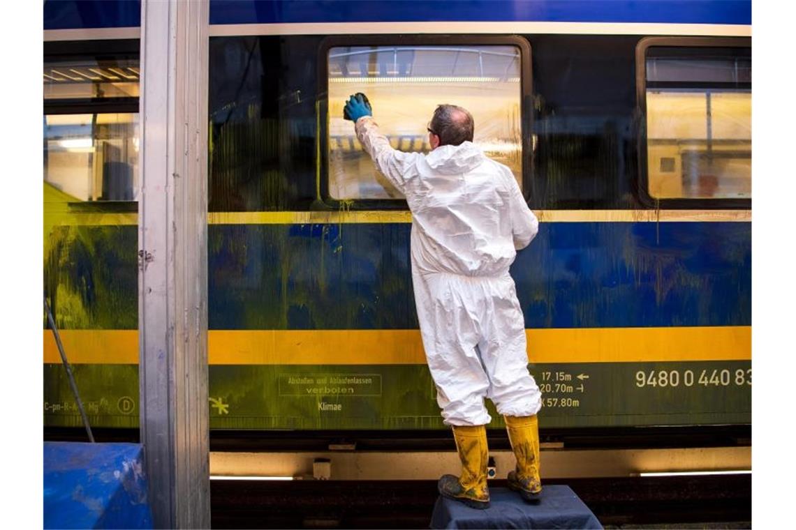 In einer Werkstatt der Nordwestbahn wird daran gearbeitet, Graffiti von den Waggons zu entfernen. Foto: Sina Schuldt/dpa