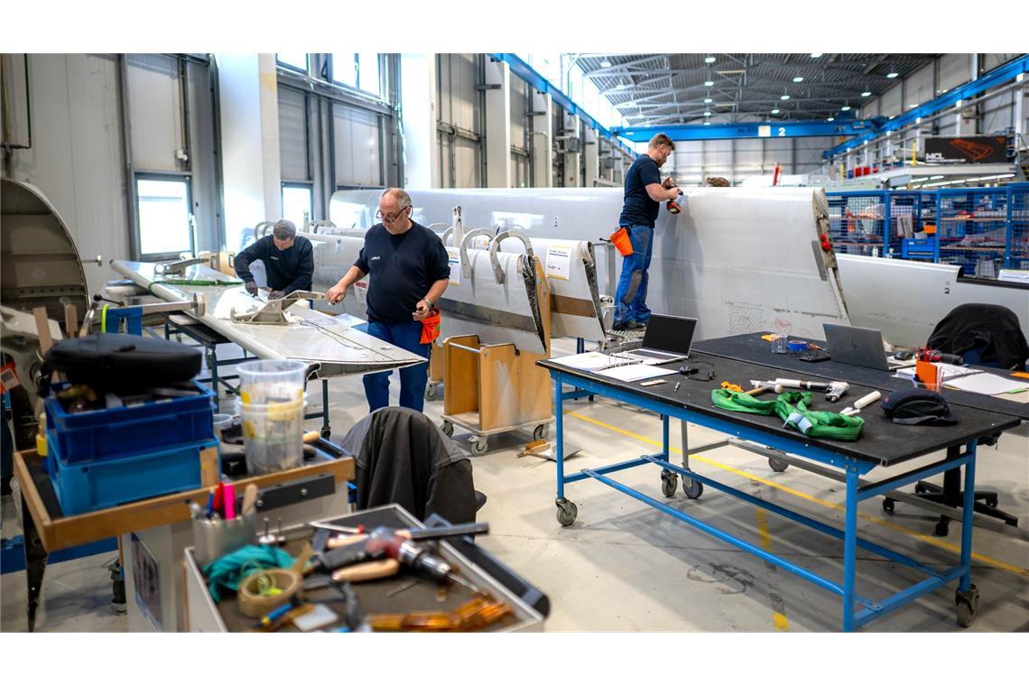 In einer Werkstatt nahe Bremen werden Flugzeugteile aus ganz Europa repariert.